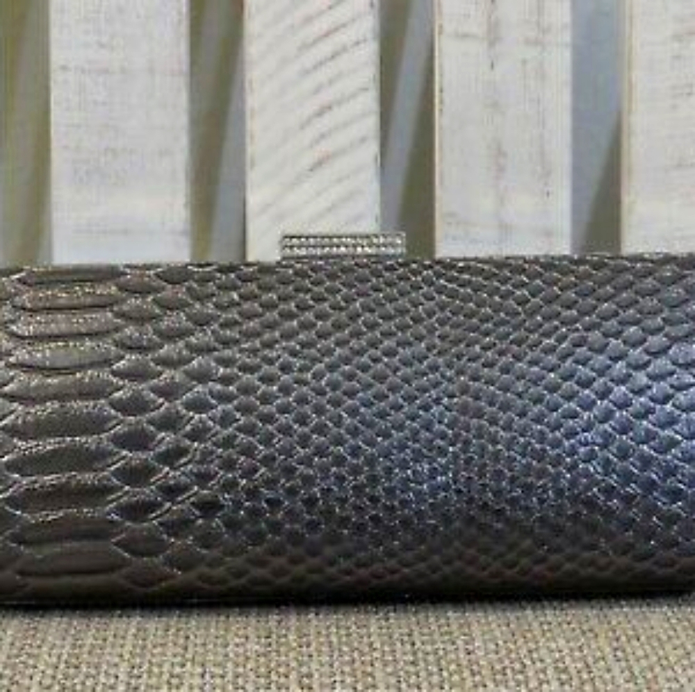 Devi Kroell Target Clutch